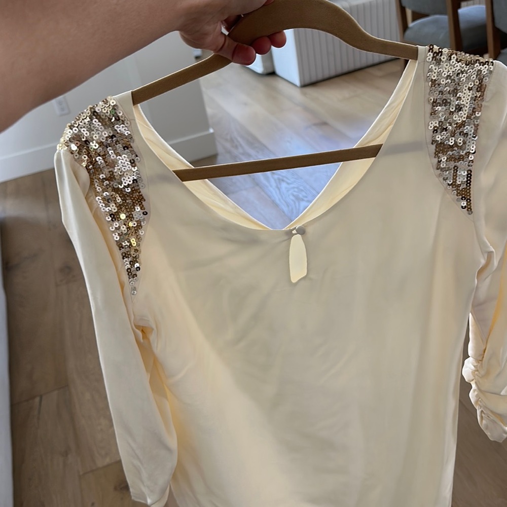 Cream dress that hits mid thigh. Beautiful v neck cut.